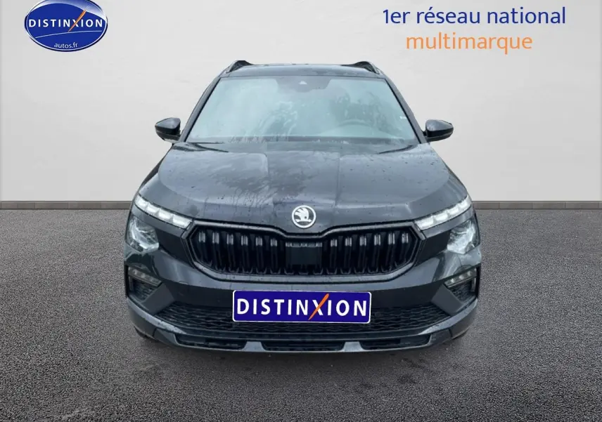 Vue avant d’un Skoda Kamiq noir 2026 avec calandre noire et phares LED distinctifs sous la pluie.