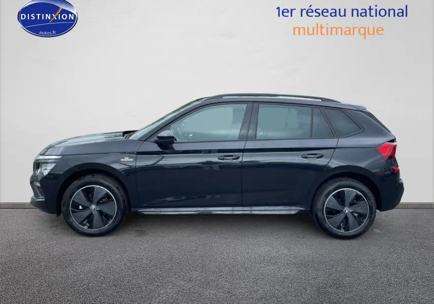 Vue de profil côté gauche d'un Skoda Kamiq noir 2026 avec jantes alu et barres de toit visibles.