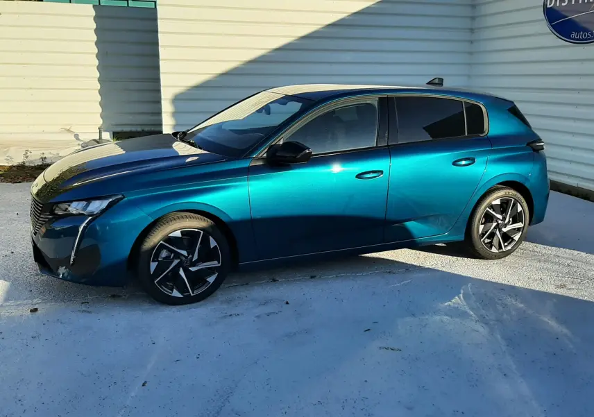 Peugeot 308 Bleu Obsession vue de profil côté gauche, avec jantes noires et design moderne sous lumière naturelle.