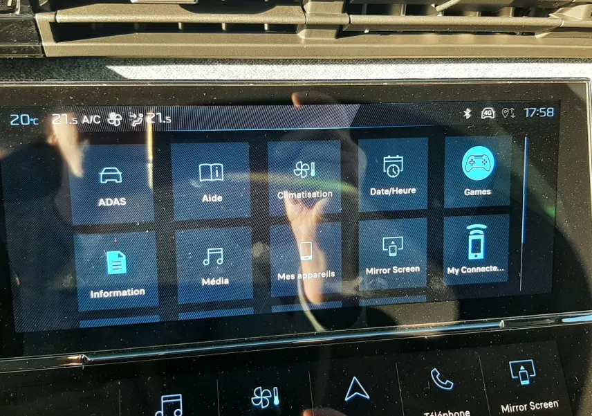 Écran tactile central du tableau de bord de la Peugeot 308 Bleu Obsession, affichant les menus de climatisation et multimédia.