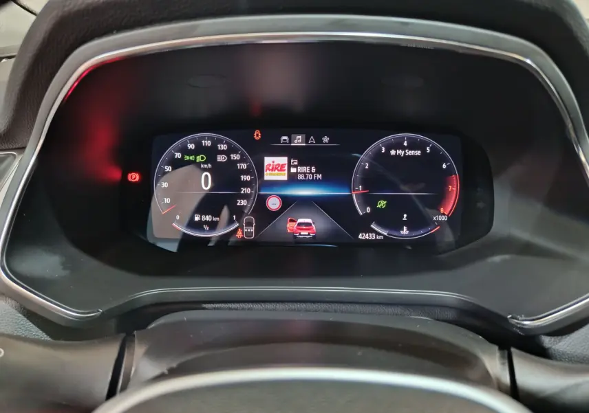 Combiné d'instruments numérique du Renault Captur Techno TCe 90 2024, affichage multifonctions et compte-tours lumineux.