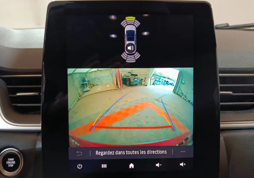 Écran tactile central du Renault Captur Techno TCe 90 2024 montrant la caméra de recul avec guidage de stationnement.