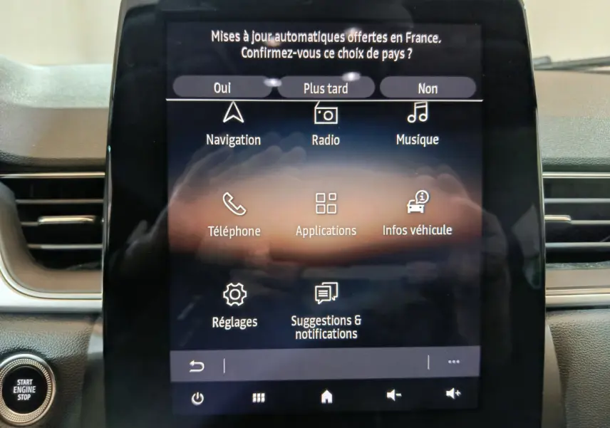 Écran tactile central 10,4 pouces du tableau de bord du Renault Captur 2024 affichant le menu principal des applications.