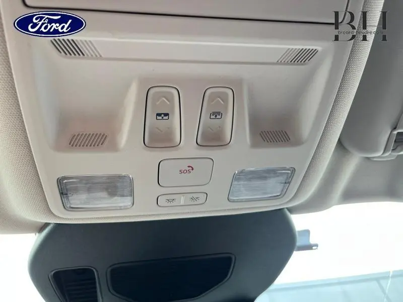 Vue en gros plan des commandes du toit panoramique et du bouton SOS dans le plafonnier intérieur du Ford Kuga rouge Premium Lucid 2022.