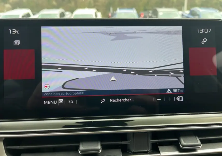 Écran tactile central du Citroën C5 Aircross blanc, affichant la navigation GPS avec carte en mode 3D.