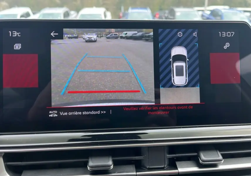 Écran multimédia du Citroën C5 Aircross blanc montrant la caméra de recul et l’aide au stationnement en vue arrière.