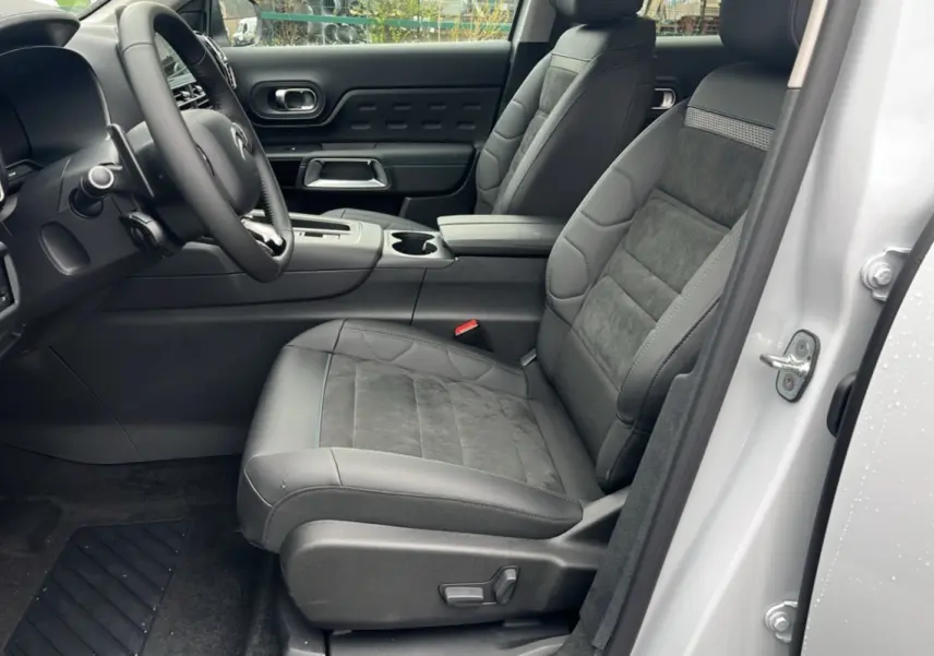 Vue intérieure côté conducteur du Citroën C5 Aircross blanc, mettant en valeur le siège avant en cuir et alcantara gris.