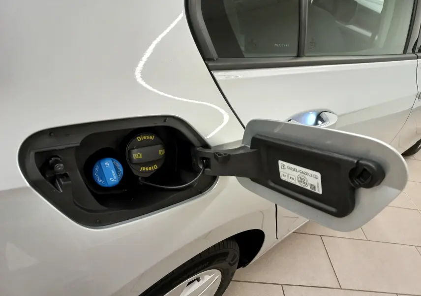 Vue rapprochée de la trappe à carburant côté gauche d'une Volkswagen Golf 2.0 TDI argentée avec bouchons Diesel et AdBlue visibles.