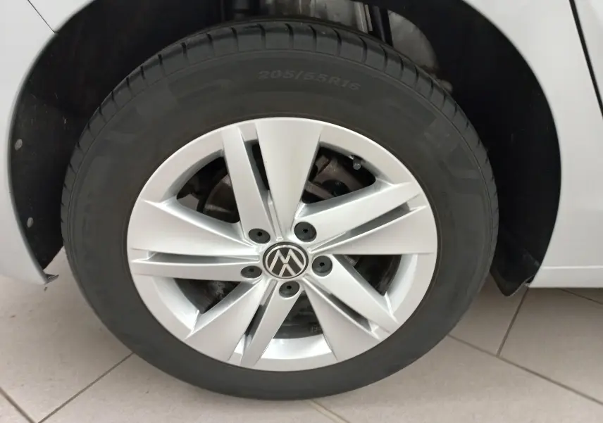 Gros plan sur la roue avant droite argentée d'une Volkswagen Golf 2.0 TDI 116 DSG7 Life Plus 2023.