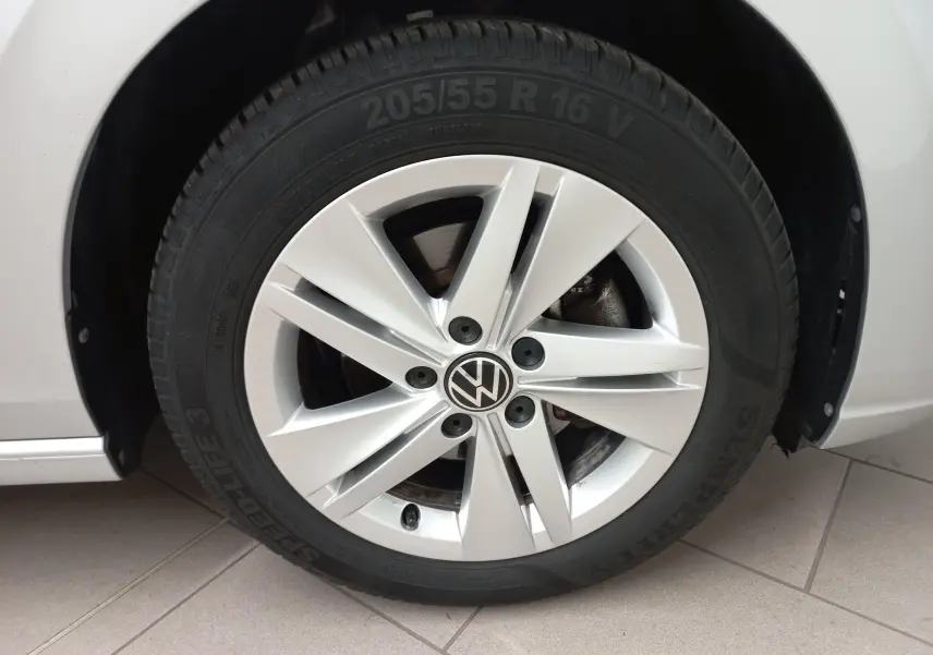 Gros plan sur la roue avant droite argentée d'une Volkswagen Golf 2.0 TDI 116 DSG7 Life Plus 2023.