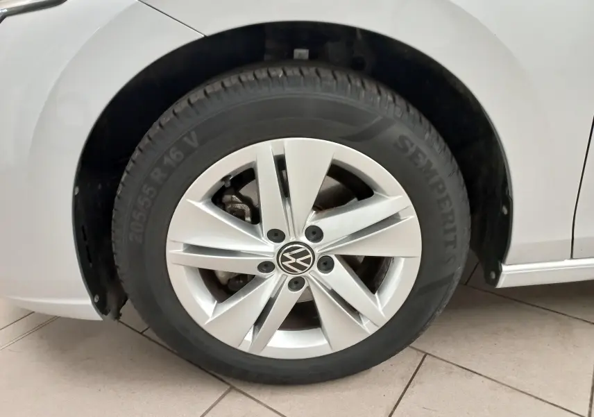 Gros plan sur la roue avant droite argentée d'une Volkswagen Golf 2.0 TDI 116 DSG7 Life Plus 2023 couleur reflet d'argent.