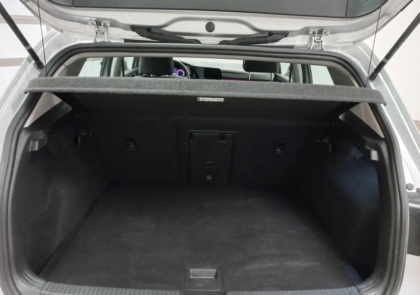 Coffre ouvert vu de l'arrière d'une Volkswagen Golf 2.0 TDI 116 DSG7 Life Plus 2023 en reflet d'argent.