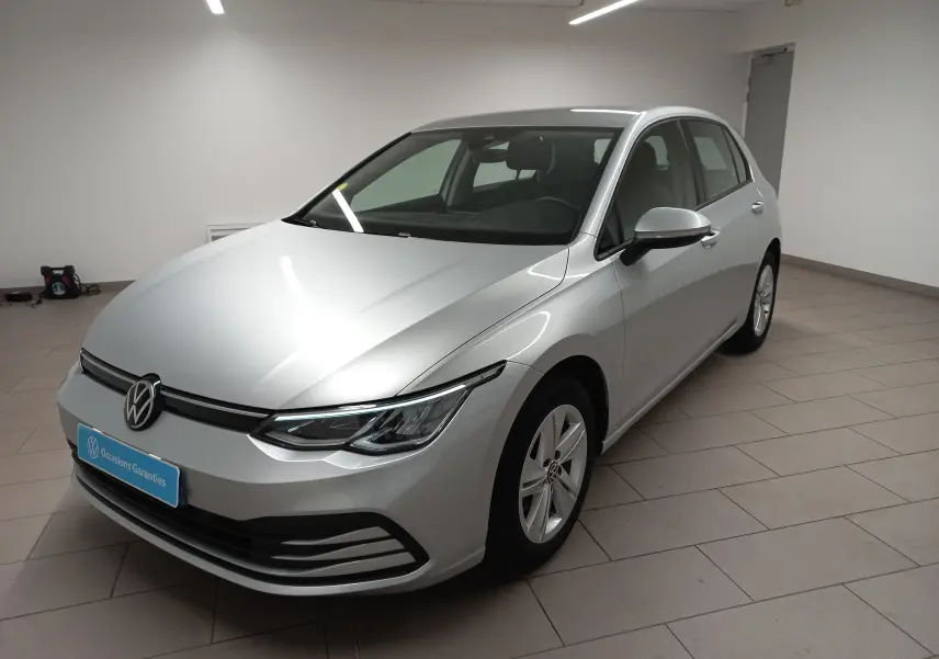 Volkswagen Golf 2.0 TDI 116 DSG7 Life Plus 2023 en reflet d'argent, vue 3/4 avant droit en intérieur.
