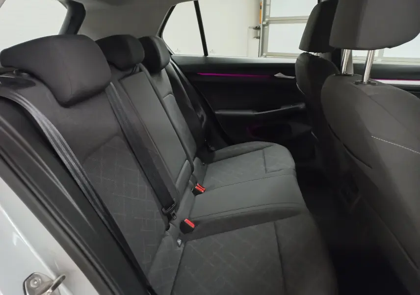 Vue intérieure arrière droite des sièges noirs de la Volkswagen Golf 2.0 TDI 2023 couleur reflet d'argent.