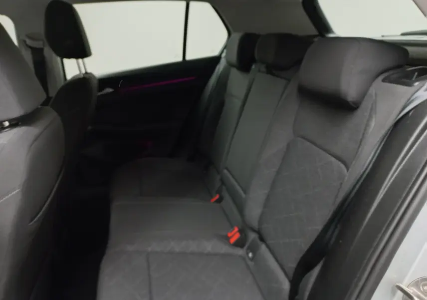 Vue intérieure côté droit des sièges arrière noirs de la Volkswagen Golf 2.0 TDI 116 DSG7 Life Plus 2023 reflet d'argent.