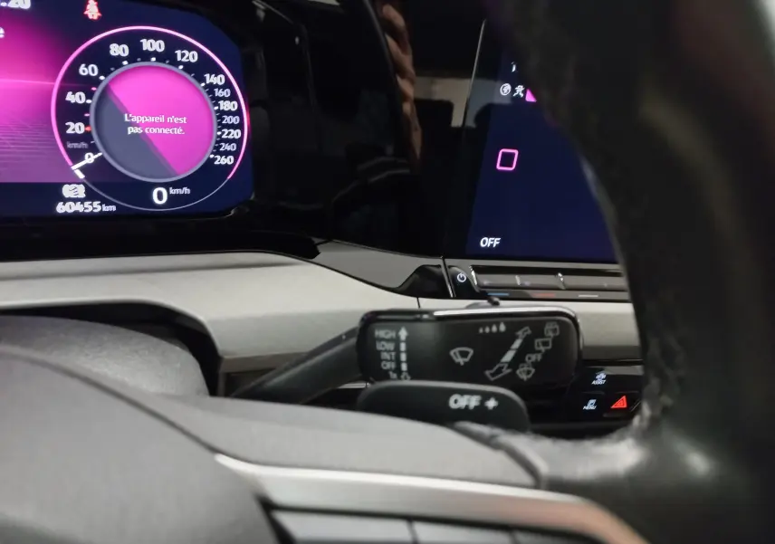 Vue intérieure rapprochée du tableau de bord et du volant d'une Volkswagen Golf 2.0 TDI 2023 en reflet d'argent.