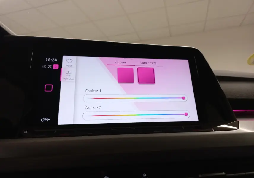 Écran tactile intérieur de la Volkswagen Golf 2.0 TDI 116 DSG7 Life Plus 2023 montrant les réglages de couleur d'ambiance.