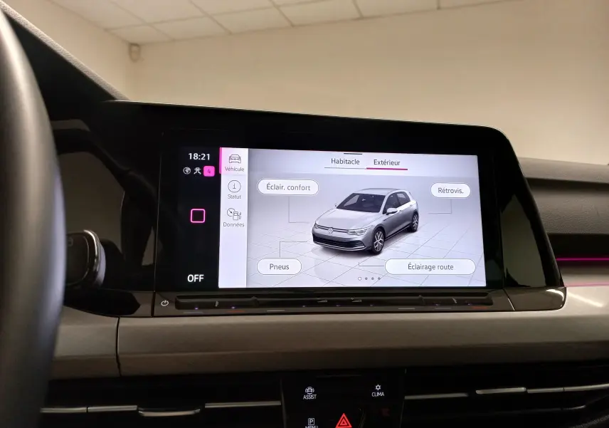 Écran tactile intérieur affichant la Volkswagen Golf 2.0 TDI 116 DSG7 Life Plus en reflet d'argent, vue 3/4 avant virtuelle.