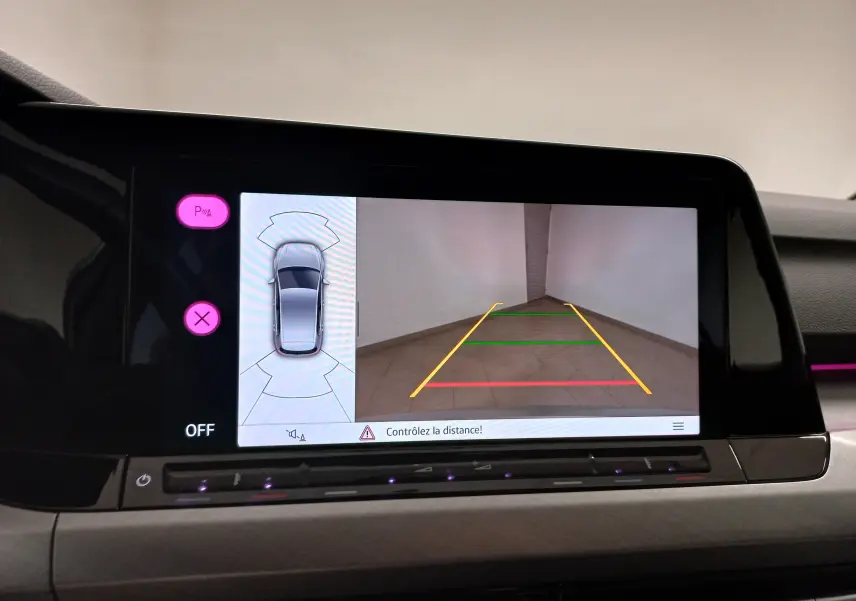 Écran intérieur de la Volkswagen Golf 2.0 TDI 116 DSG7 Life Plus 2023 montrant la caméra de recul avec lignes de guidage colorées.