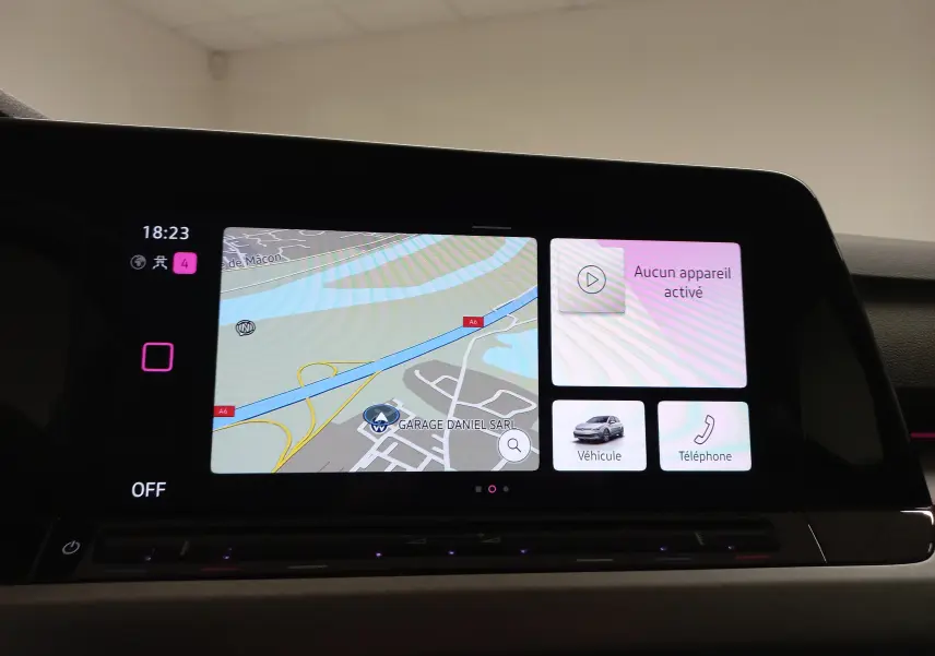 Écran tactile intérieur du Volkswagen Golf 2.0 TDI 116 DSG7 Life Plus 2023 affichant navigation et options multimédia.