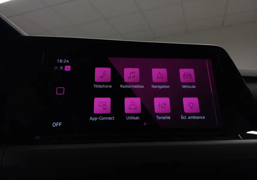 Écran tactile intérieur du Volkswagen Golf 2.0 TDI 116 DSG7 Life Plus 2023 affichant le menu principal avec icônes roses.