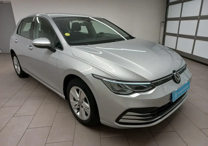 Volkswagen Golf 2.0 TDI 116 DSG7 Life Plus 2023 en reflet d'argent, vue 3/4 avant droit en intérieur showroom.