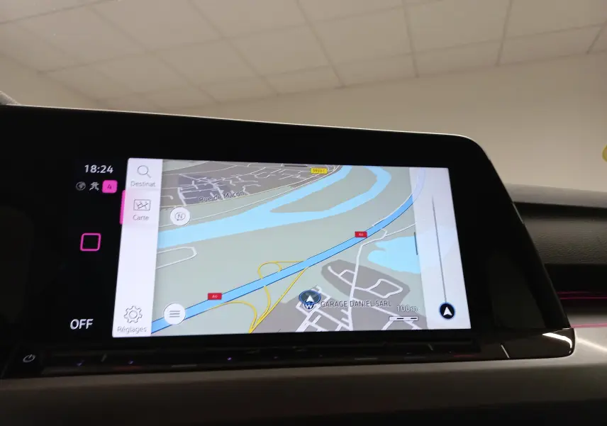 Écran tactile du système de navigation intérieur de la Volkswagen Golf 2.0 TDI 116 DSG7 Life Plus 2023.