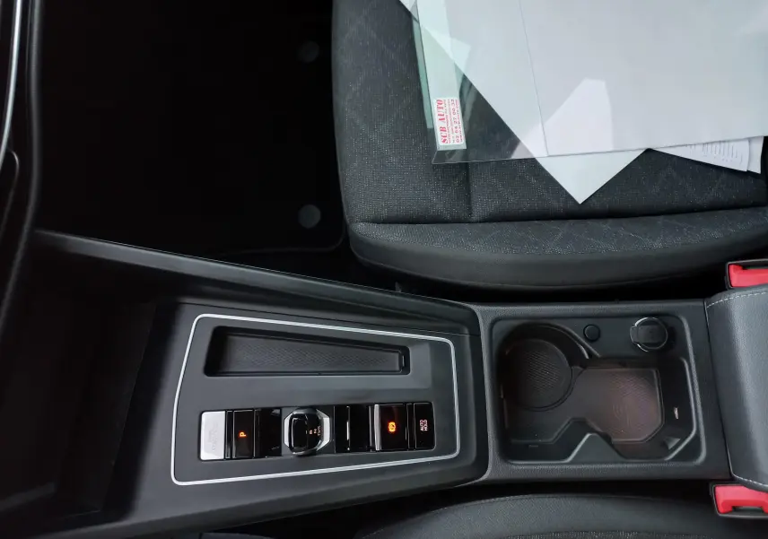 Vue intérieure centrée sur la console centrale de la Volkswagen Golf 2.0 TDI 116 DSG7 Life Plus 2023, avec sièges gris.