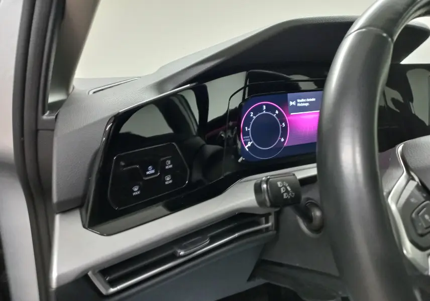 Vue intérieure côté gauche du tableau de bord numérique noir brillant de la Volkswagen Golf 2.0 TDI 116 DSG7 Life Plus 2023.