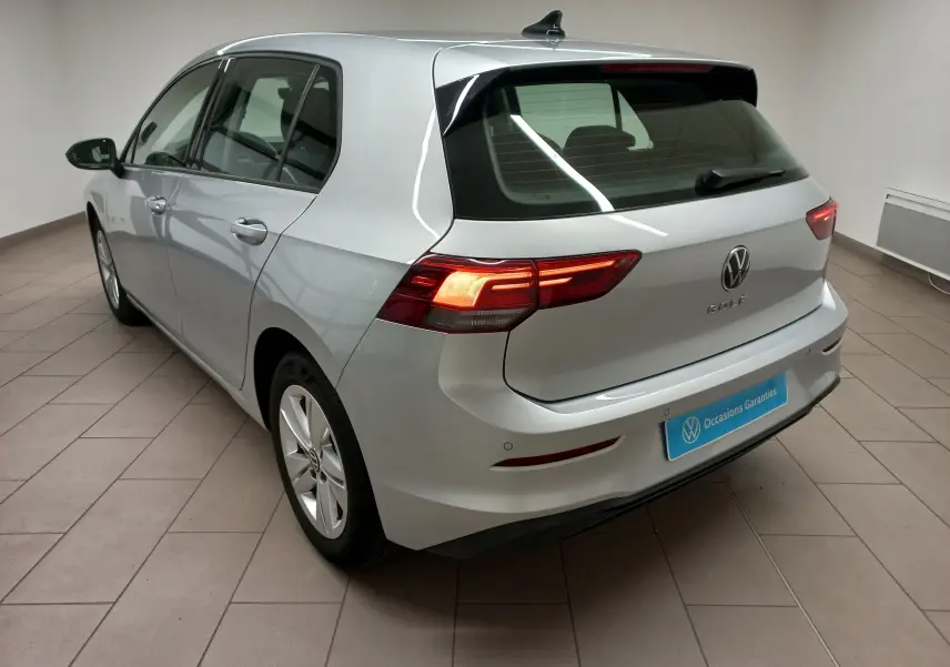 Volkswagen Golf 2.0 TDI 116 DSG7 Life Plus 2023 en reflet d'argent vue 3/4 arrière droit en intérieur.
