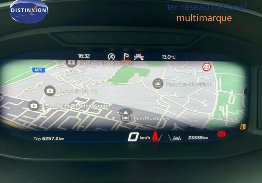 Affichage numérique du tableau de bord du SEAT Arona 2025 montrant la navigation et les informations de conduite.