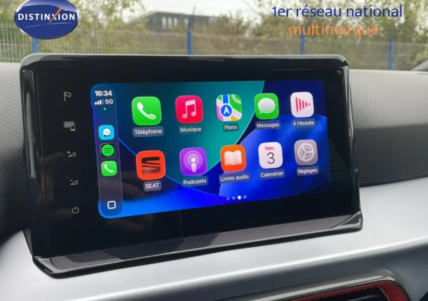 Écran tactile central du tableau de bord du SEAT Arona 2025 affichant les applications connectées, vue intérieure.