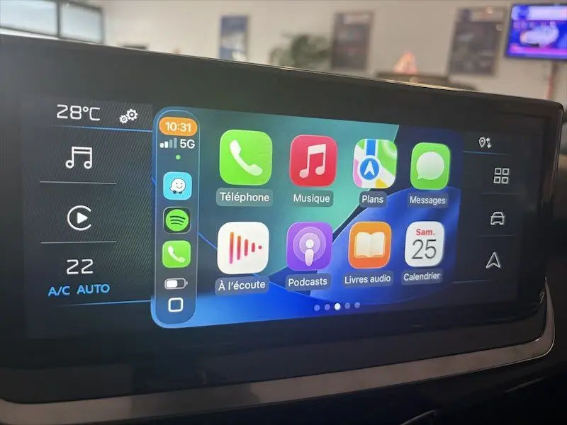 Écran tactile intérieur du Peugeot 2008 Hybrid 145ch Style 2025, affichant interface multimédia connectée.