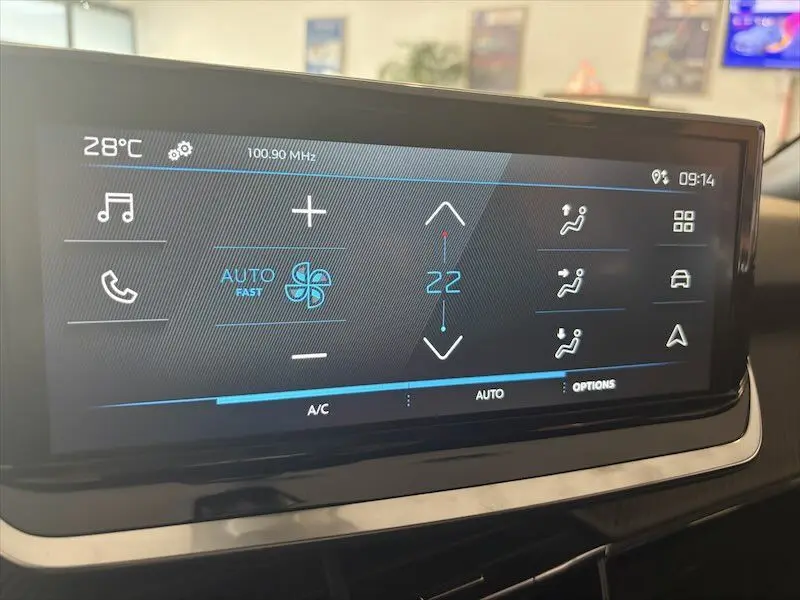 Écran tactile du système de climatisation du Peugeot 2008 Hybrid 145ch, affichant 22°C en mode automatique.