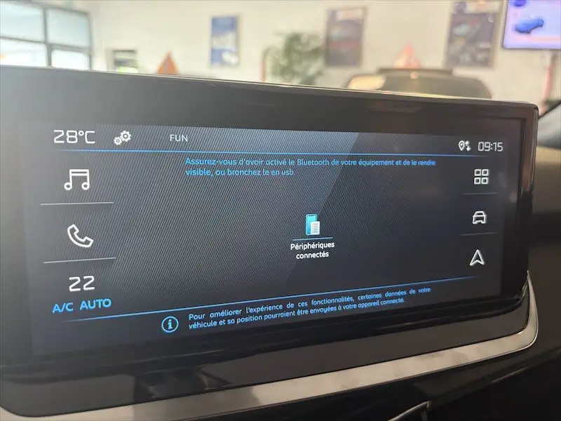 Écran tactile central du Peugeot 2008 Hybrid 145ch Style 2025, affichant les réglages Bluetooth et climatisation à 22°C.