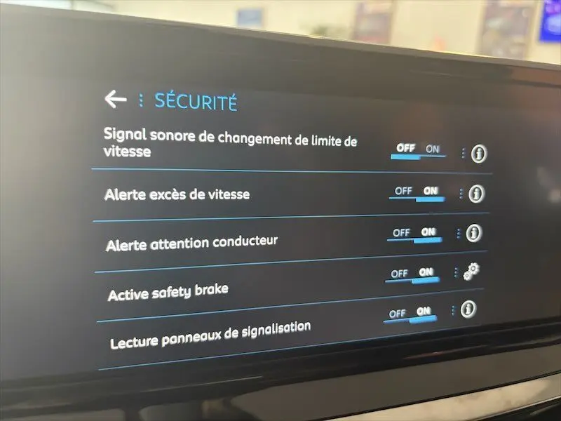 Écran tactile intérieur du Peugeot 2008 Hybrid 145ch noir métal montrant les réglages de sécurité activés.