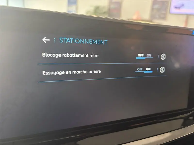 Écran tactile intérieur du Peugeot 2008 Hybrid 145ch affichant les réglages de stationnement en mode nuit.