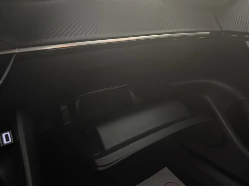 Vue intérieure du tableau de bord noir mat du Peugeot 2008 Hybrid 145ch, mettant en valeur les lignes épurées.