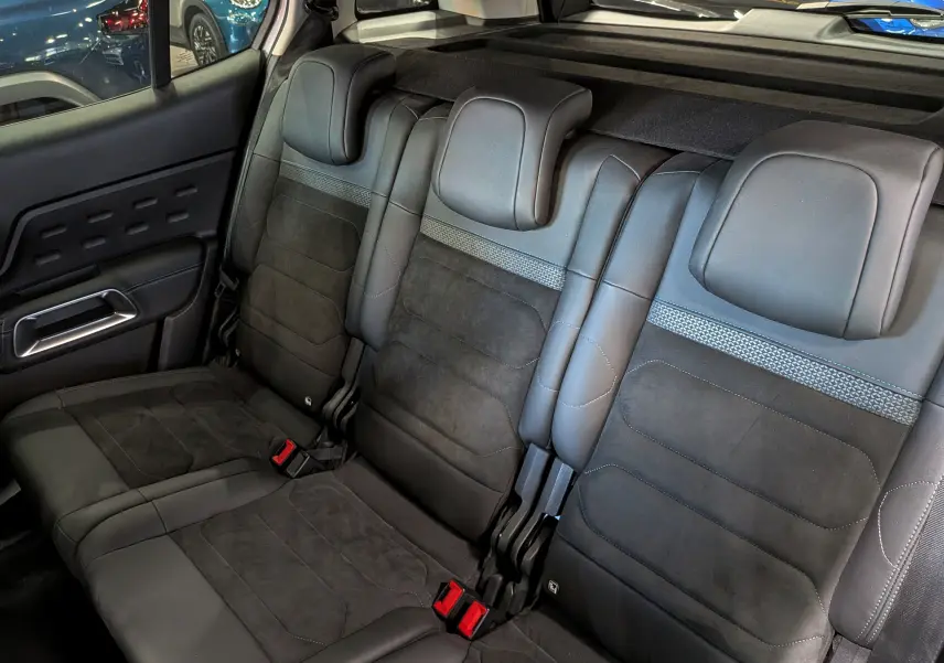 Vue intérieure du siège arrière en cuir noir et alcantara du Citroën C5 Aircross 2025, version BlueHDi 130 CH EAT8 MAX.
