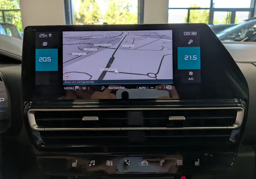Écran tactile central avec navigation et réglages climatiques du Citroën C5 Aircross 2025, intérieur noir.
