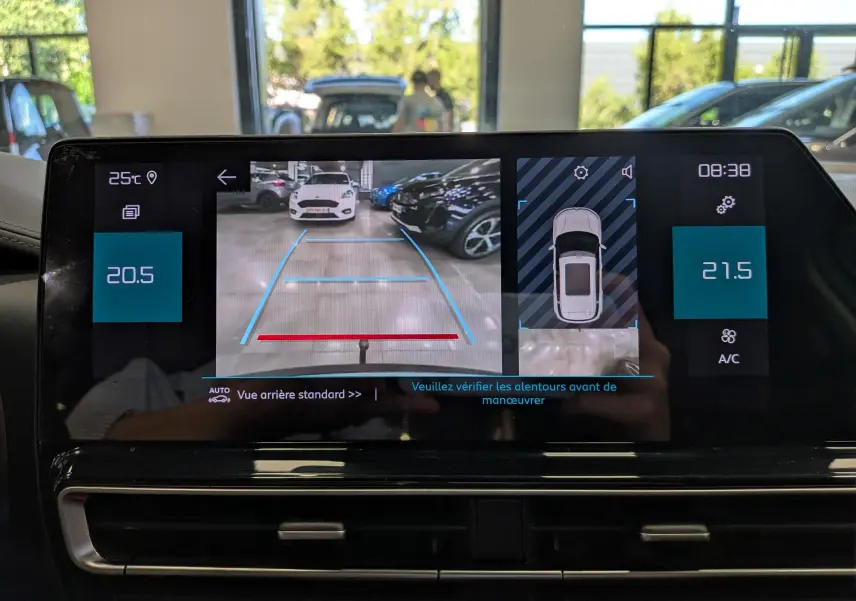 Écran central montrant la caméra de recul et l'affichage 360° du Citroën C5 Aircross blanc Okénite avec toit noir.