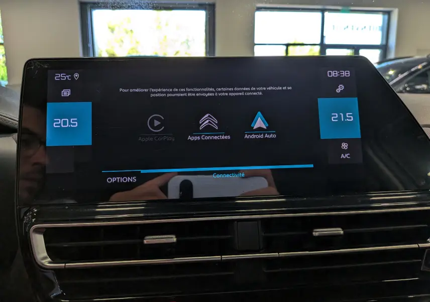 Écran tactile central du tableau de bord du Citroën C5 Aircross 2025, affichant connectivité Apple CarPlay et Android Auto.