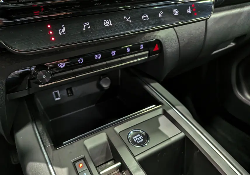 Vue rapprochée de la console centrale du Citroën C5 Aircross 2025, avec bouton start/stop et commandes tactiles éclairées.
