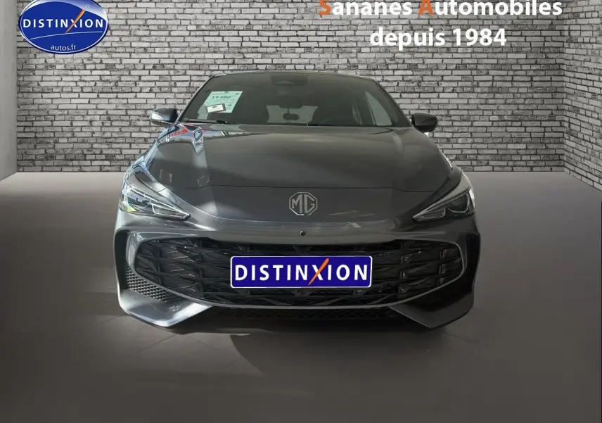 Vue avant d'une MG3 1.5 Hybrid+ gris Hampstead avec calandre noire et logo MG centré.
