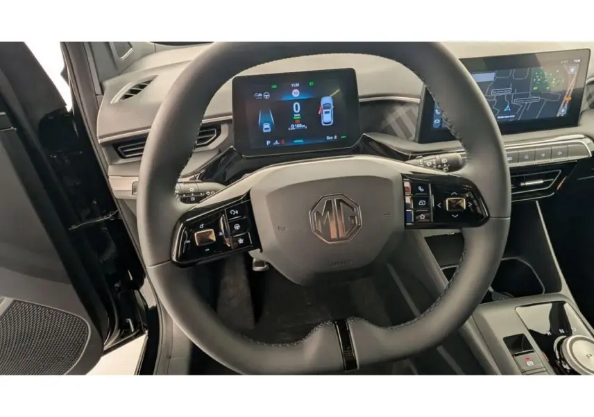 Vue rapprochée du volant noir de la MG3 1.5 Hybrid+ 2026 avec écran digital et commandes intégrées.