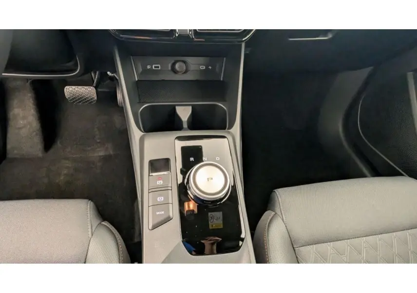 Vue plongeante sur la console centrale du MG3 1.5 Hybrid+ 2026, avec sélecteur rotatif de boîte auto et sièges gris Hampstead.