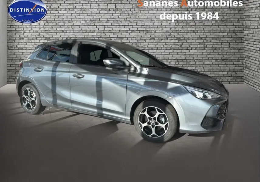 Vue latérale gauche d'une MG3 1.5 Hybrid+ gris Hampstead avec jantes distinctives et vitrage teinté.