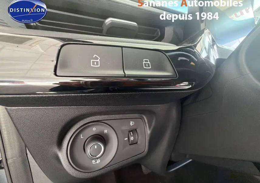 Détail intérieur montrant les commandes de verrouillage et réglage des rétroviseurs du MG3 1.5 Hybrid+ gris Hampstead.