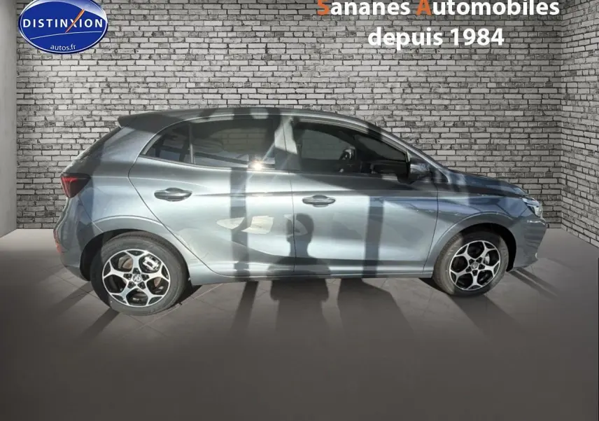 Profil côté gauche de la MG3 1.5 Hybrid+ 195 Luxury gris Hampstead avec jantes alliage et vitres teintées.