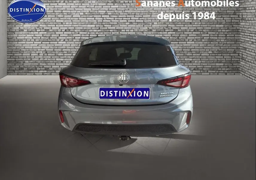Vue arrière d'une MG3 1.5 Hybrid+ gris Hampstead avec feux arrière LED et lunette arrière surteintée.